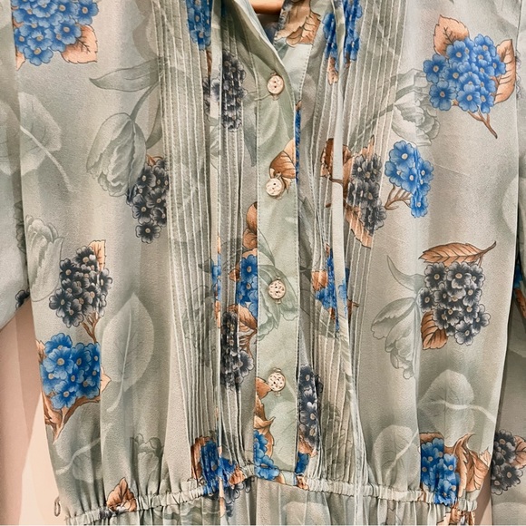 vintage Cinda green and blue long sleeve dress with floral patterns. - Picture 7 of 8